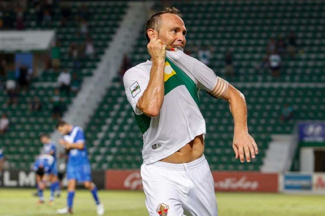 Nino celebra un gol con el Elche en el Martínez Valero