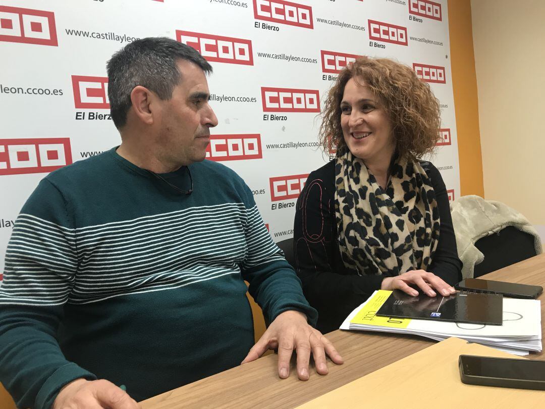 Roberto Fernández en la rueda de prensa en la que estuvo acompañado de la delegada en la Junta en León de CCOO, Laura Martínez