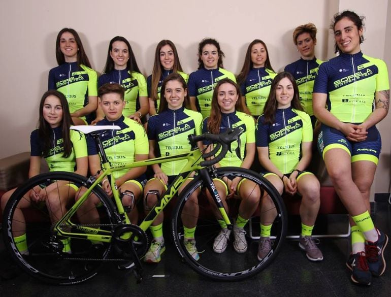 La ciclista arandina, Sara Martín (abajo, 3ª por izq) junto al resto de sus compañeras en el proyecto del Sopela Team 2018.