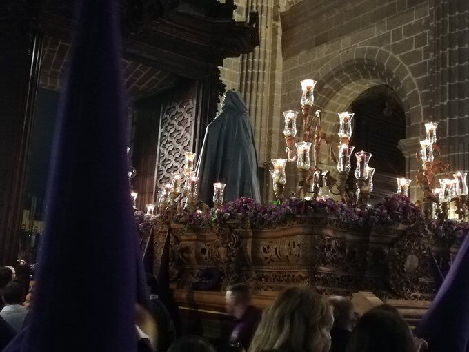 La imagen protegida por un chubasquero en el interior de la Catedral