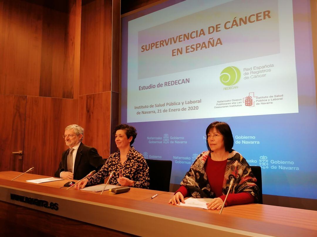 Mª Ángeles Nuin Villanueva, Directora gerente del Instituto de Salud Pública y Laboral de Navarra, en el centro, presenta el informe
