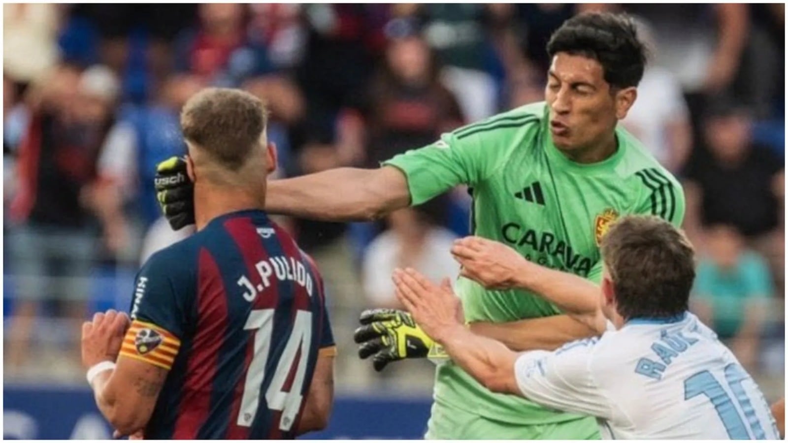 El puñetazo de Andrada a Pulido en el Huesca-Zaragoza / LaLiga