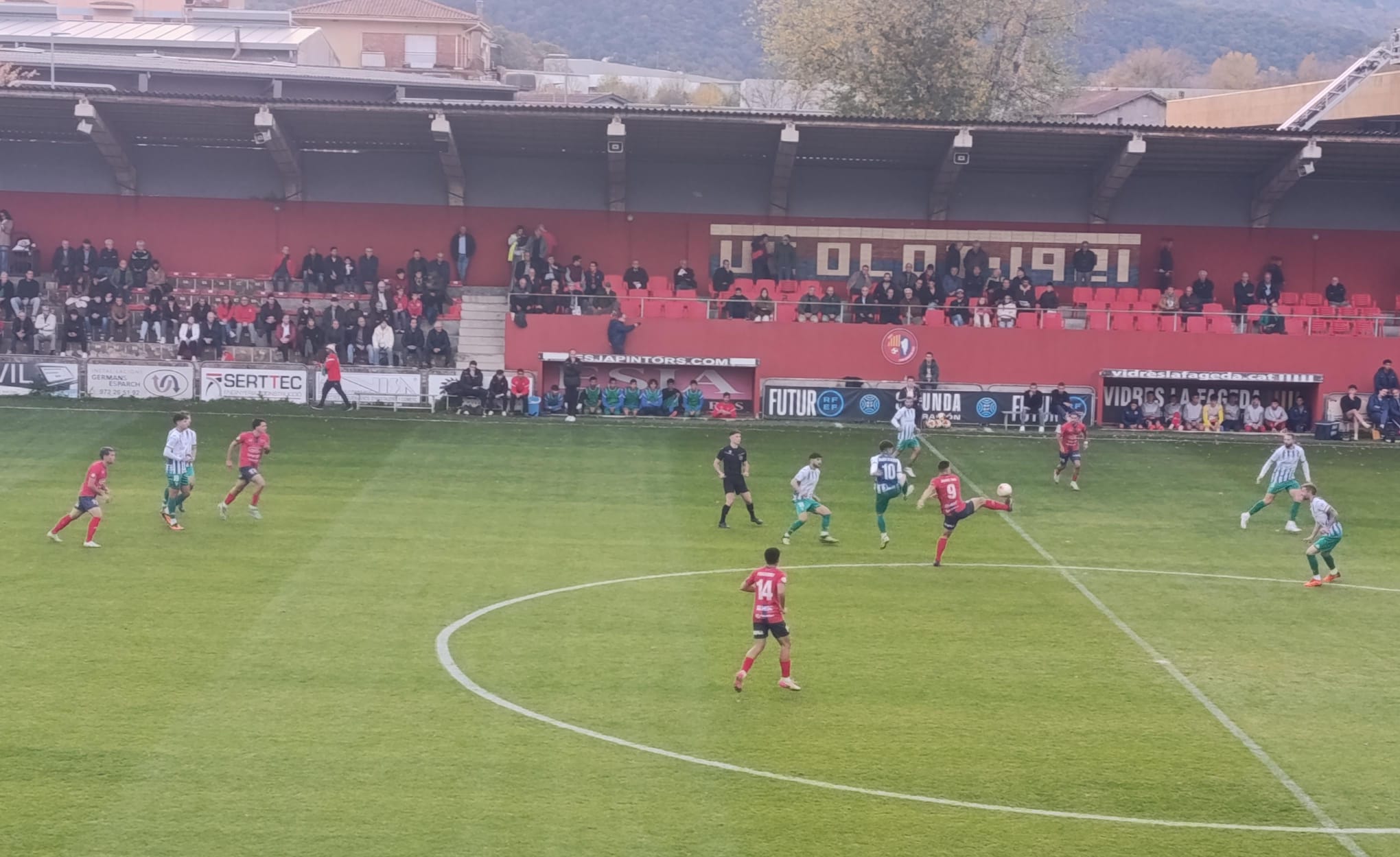 Instante del partido en el Municipal de Olot