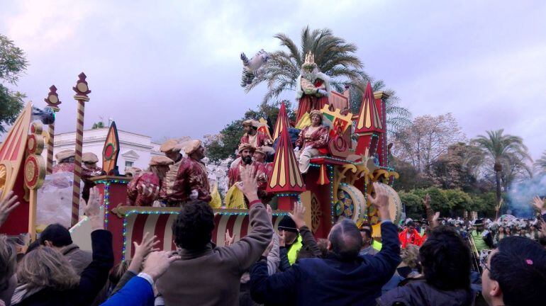 La carroza del rey Melchor, poco antes de llegar a la altura de la sede del Consejo Regulador