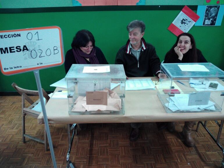 Santisteve, presidiendo la mesa electoral en el colegio Escolapios