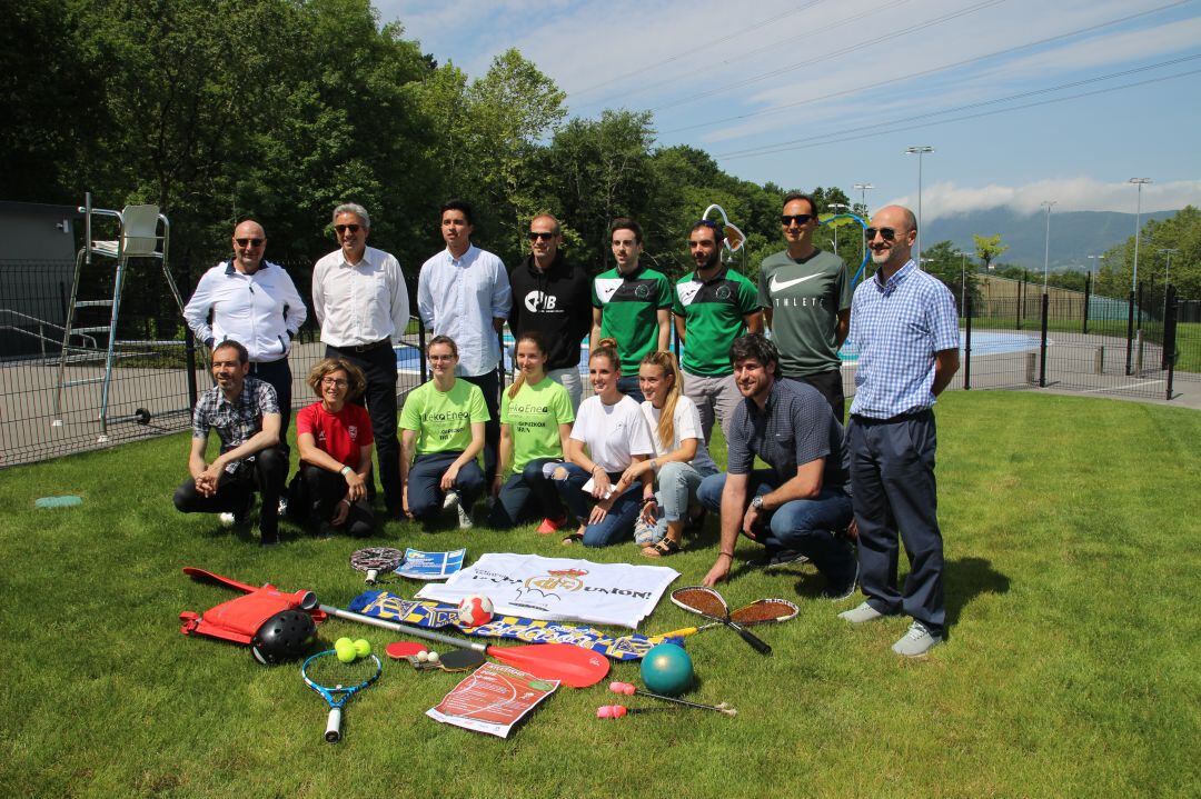 El delegado de Deportes, Pedro Alegre, junto a representantes de algunos de los clubes y entidades que participan en el programa UDA. 