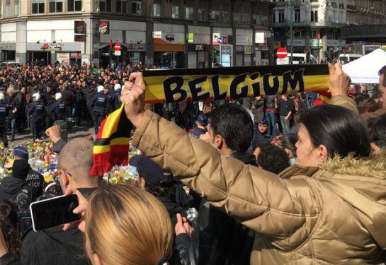 Los radicales, puño en alto, gritan proclamas nacionalistas