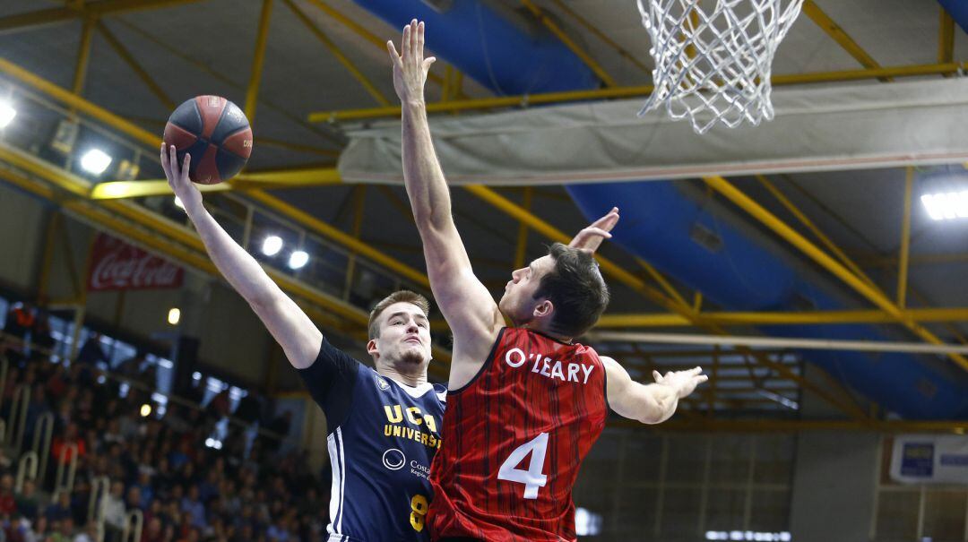 Radoncic penetrando a canasta frente a Fuenlabrada