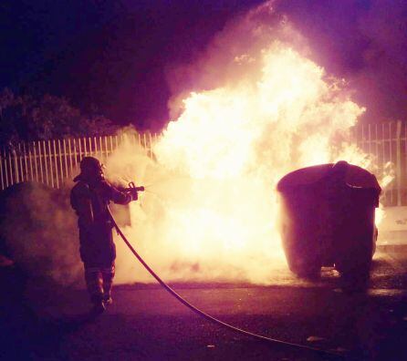 Uno de los contenedores ardiendo en la calle Carlos III de Arrecife.