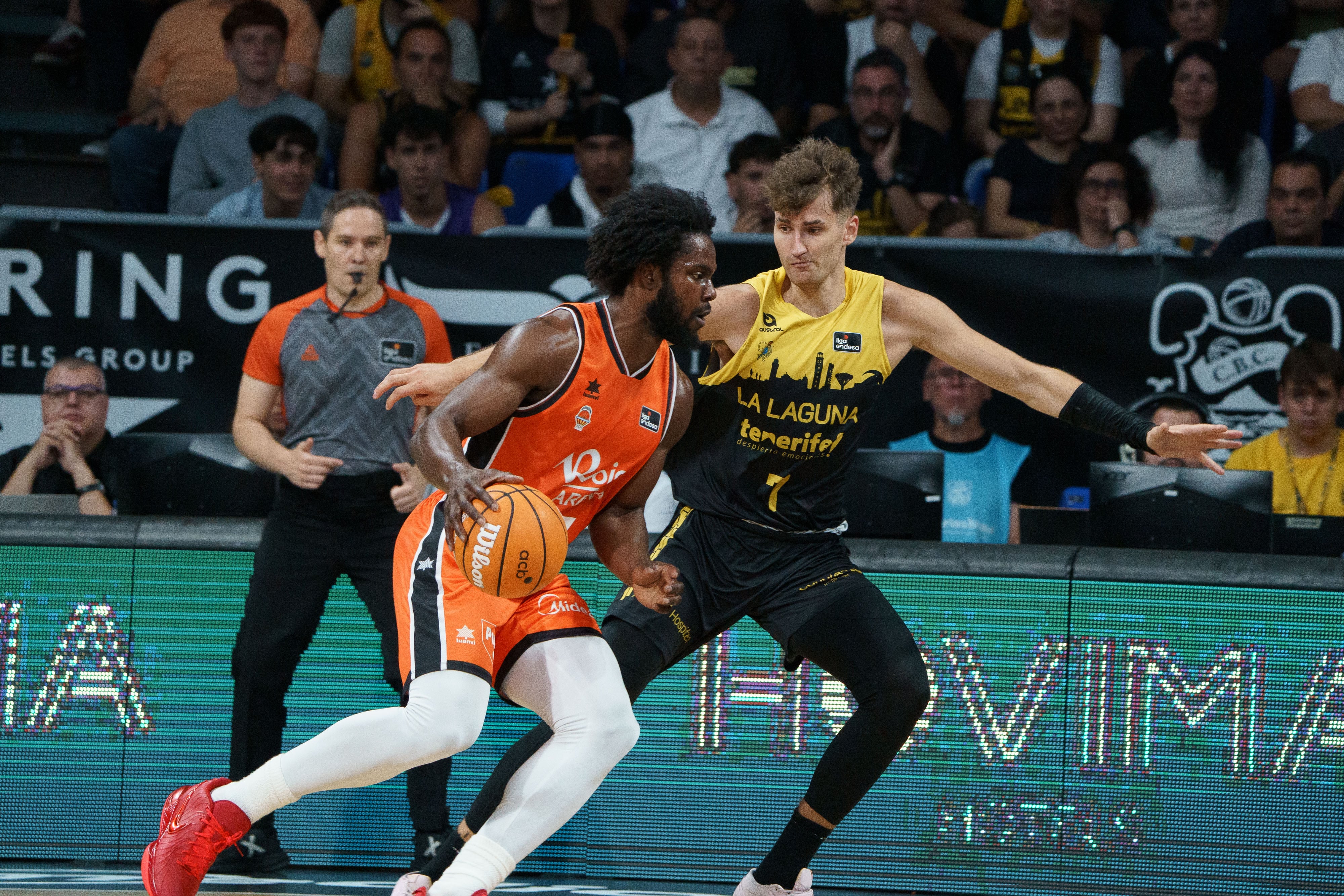SANTA CRUZ DE TENERIFE, 14/06/2025.- El alero del Valencia Basket Semi Ojeleye (i) entra a canasta ante el ala-pívot de La Laguna Tenerife Henri Drell (d) durante el tercer partido de las semifinales de la Liga Endesa de baloncesto que La Laguna Tenerife y Valencia Basket disputan este sábado en el pabellón Santiago Martín de La Laguna, en Tenerife. EFE/Ramón de la Rocha

