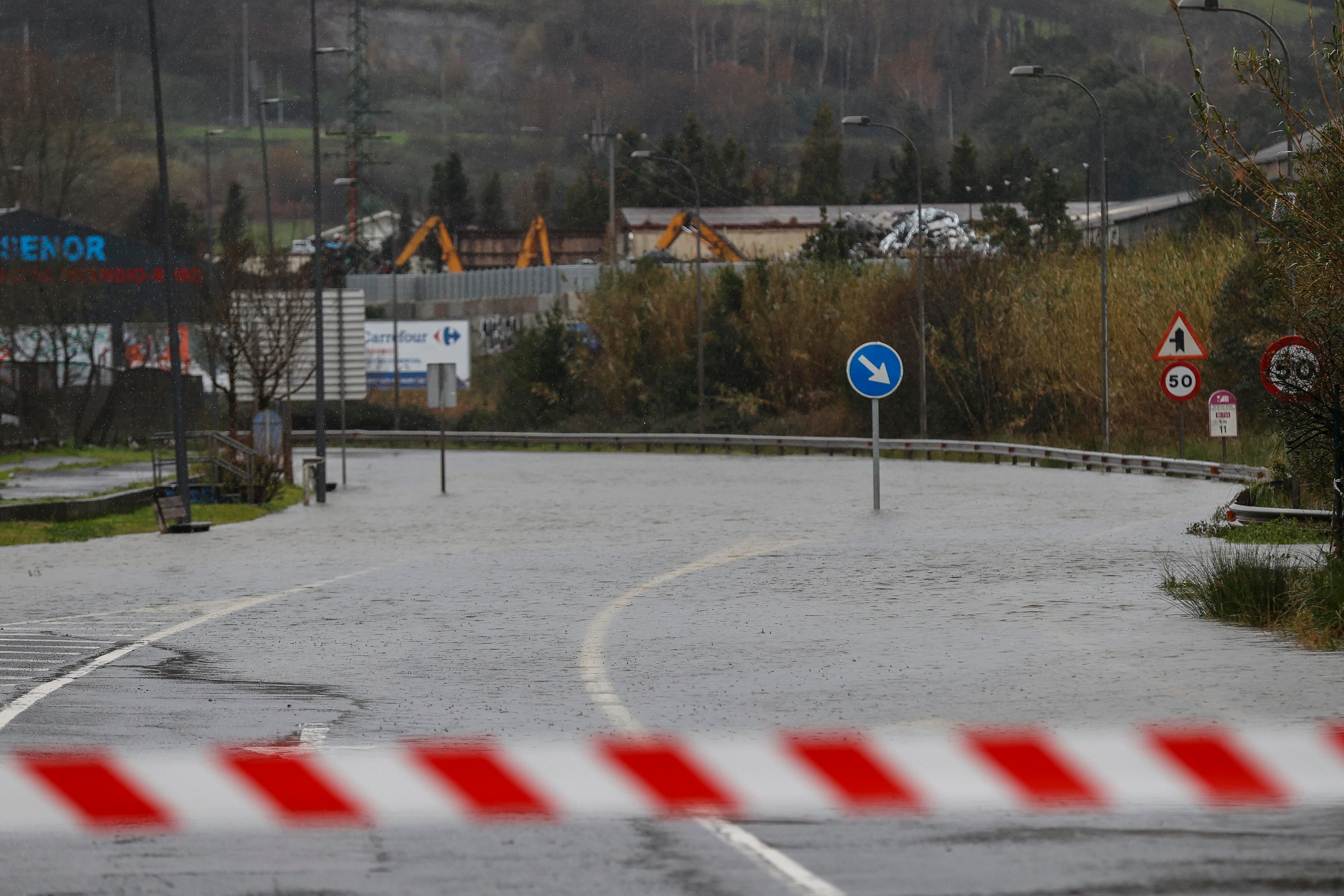 Cortes en carreteras por el temporal.