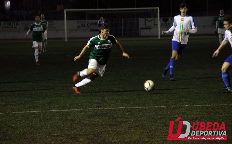 El juvenil Gabri en una jugada durante el partido ante el Urgavona