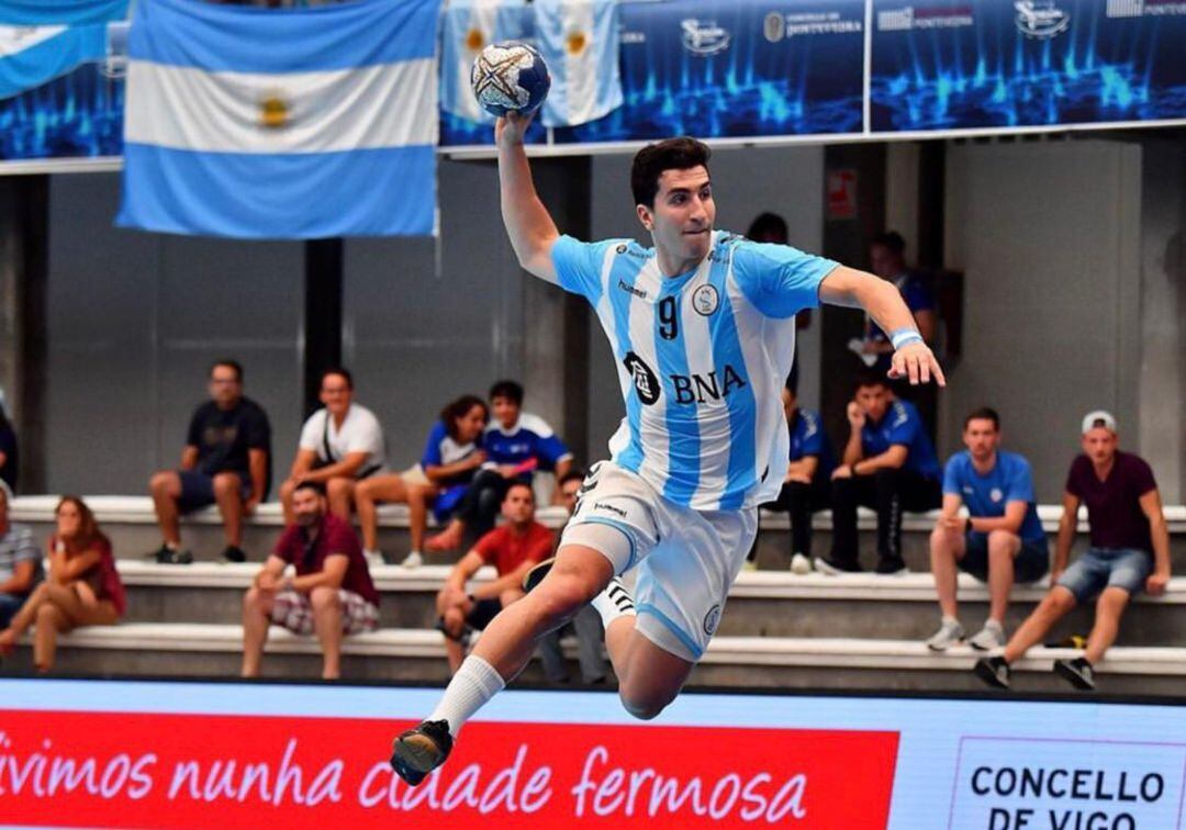 Pedro Martínez con la camiseta de la selección argentina en el Mundial Junior de Pontevedra 