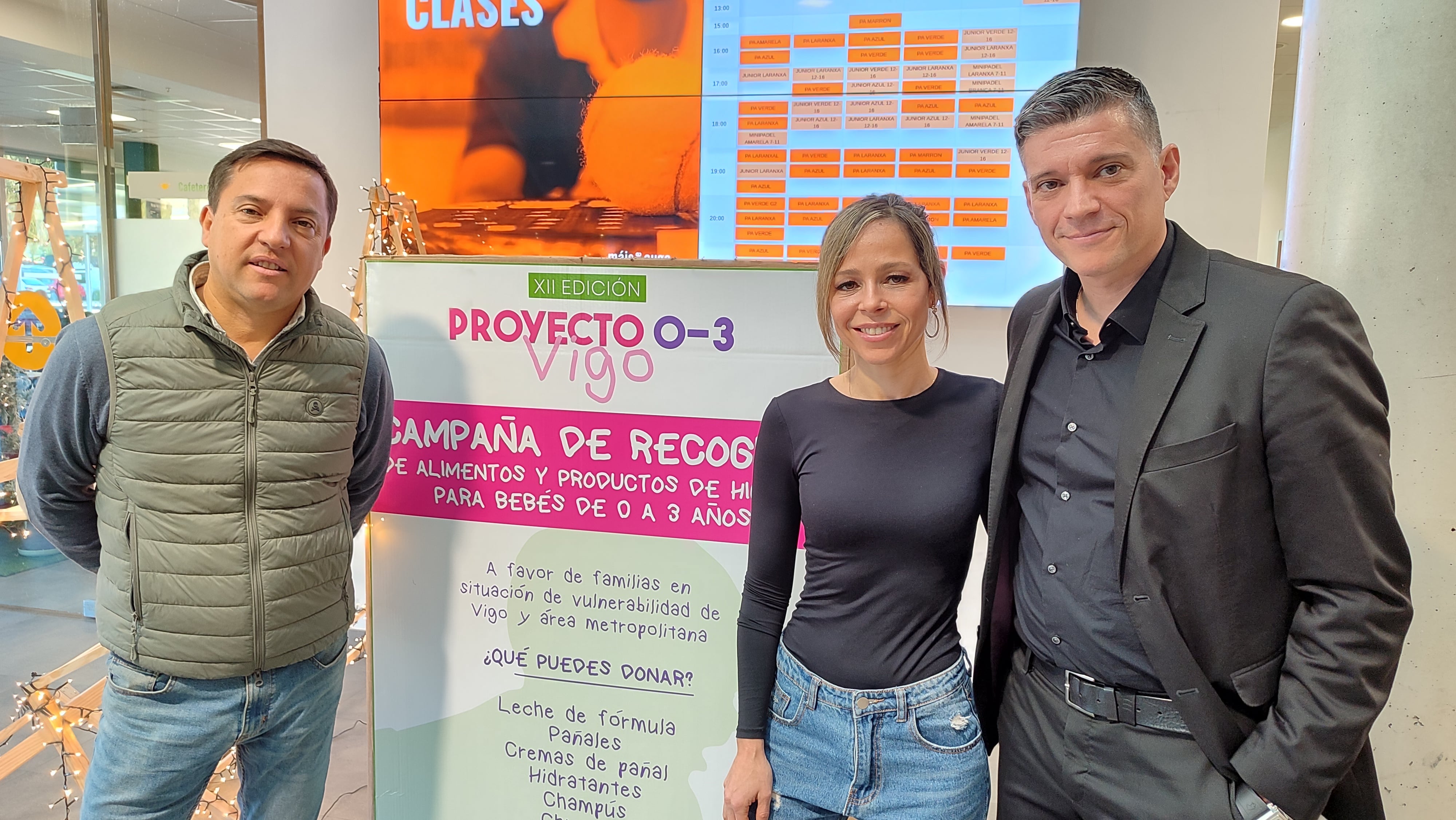 David Suárez, impulsor del Proyecto 0-3; Noelia Otero, periodista y madrina de la iniciativa; y Fran Cortegoso, director general de Máis Que Auga, centro colaborador y punto de recogida.