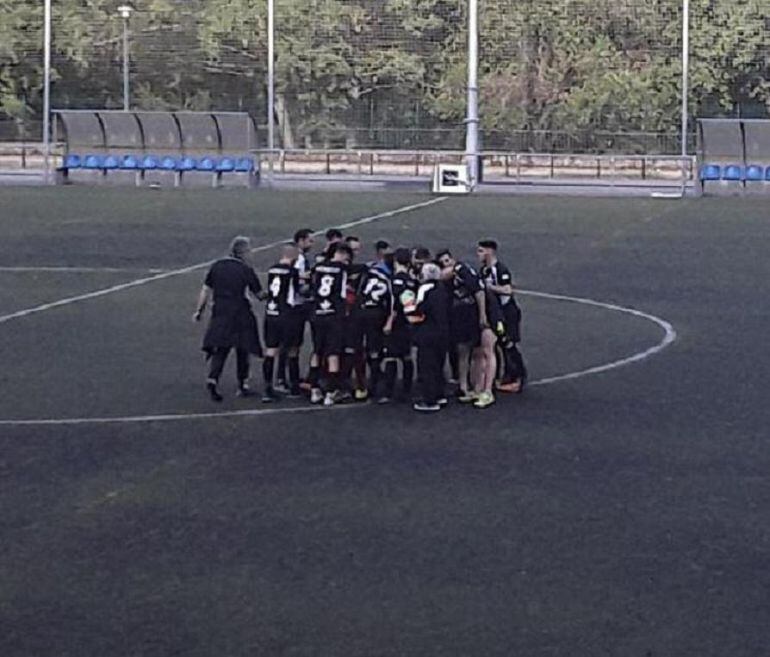 Piña de los jugadores tras la victoria en Ponferrada