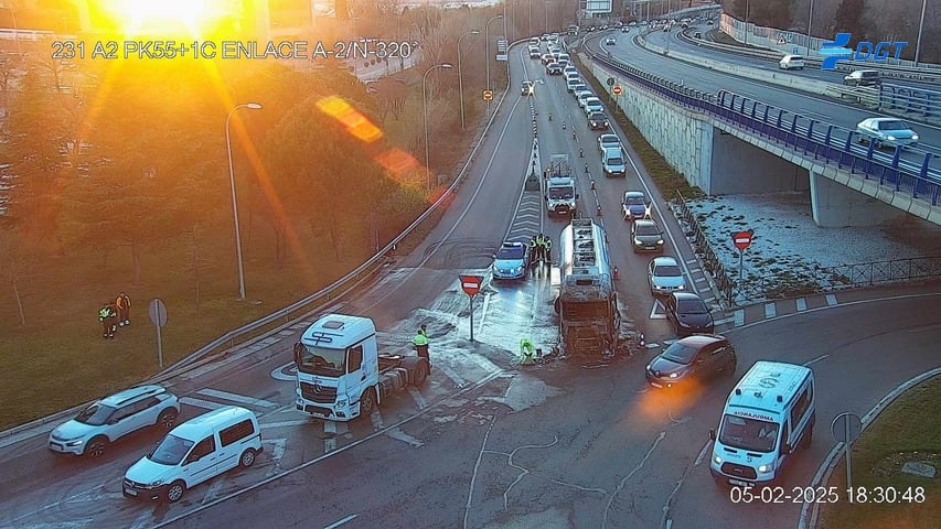 Camión apagado en el nudo de Cuatro Caminos