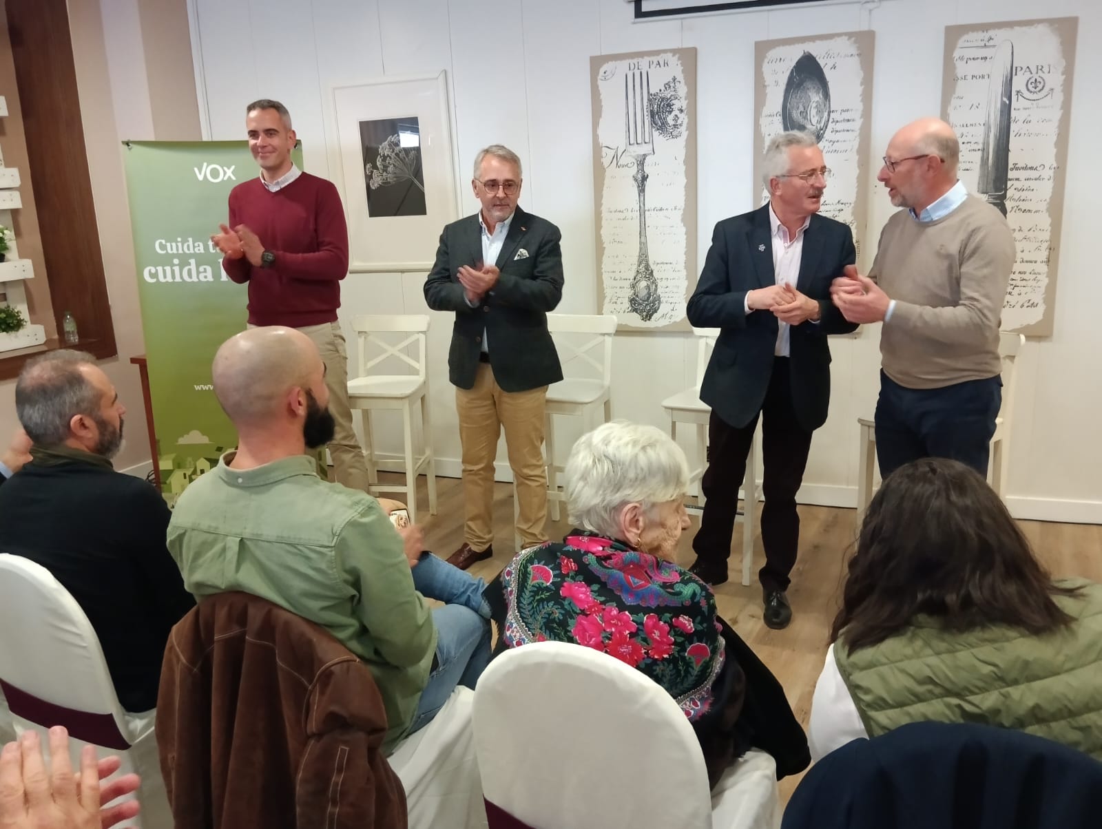 Los intervinientes saludan el público al comienzo del acto