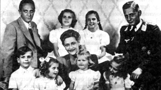 Magda Goebbels con su familia.