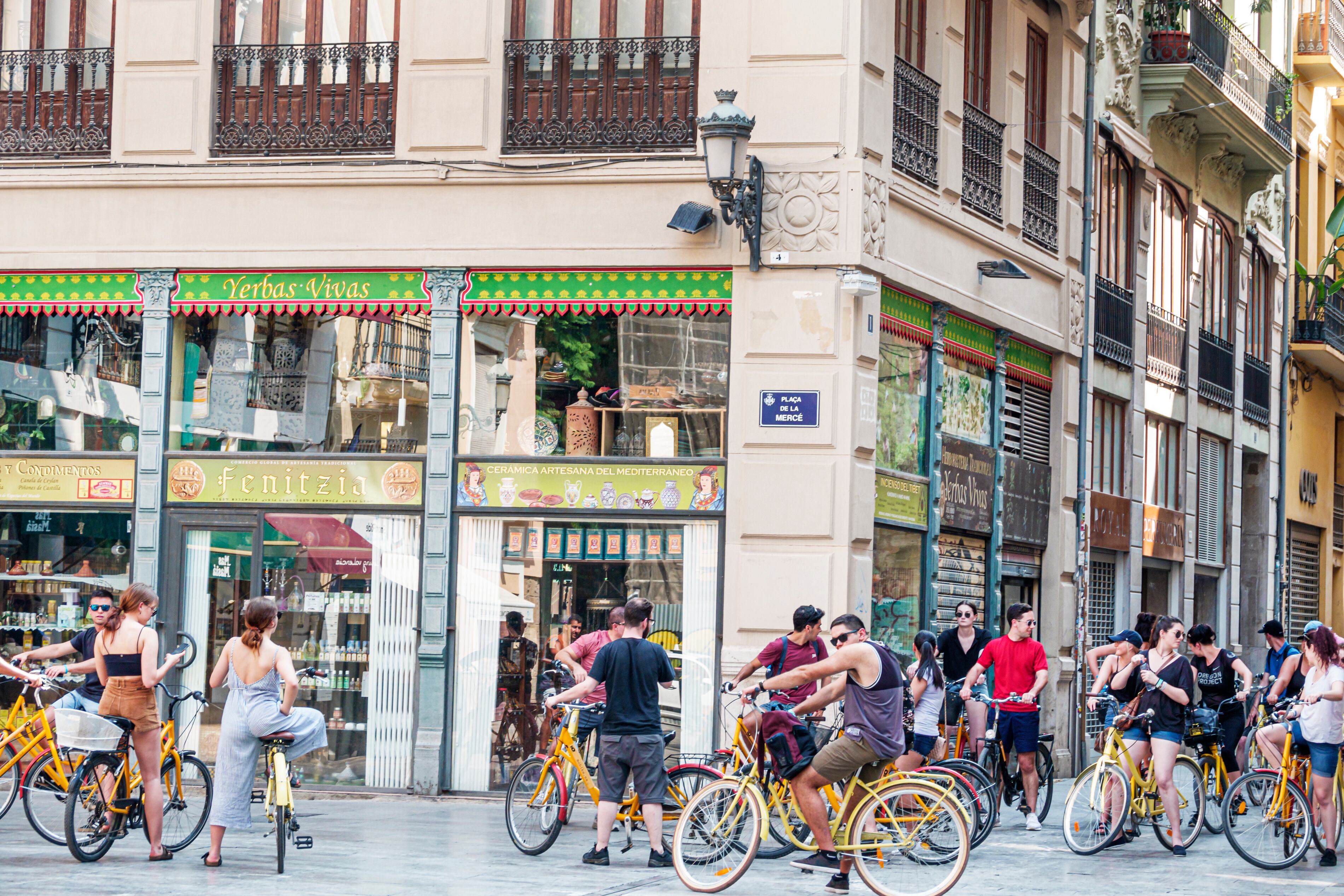 Turistas en la plaza de la Mercè de Valènciauided bike tour