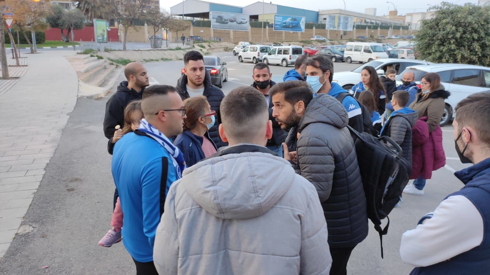 Sergio Mora, entrenador del Hércules CF, dialoga con los aficionados a la salida del Rico Pérez