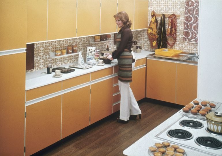 Una mujer en la cocina de casa en los años 70. 