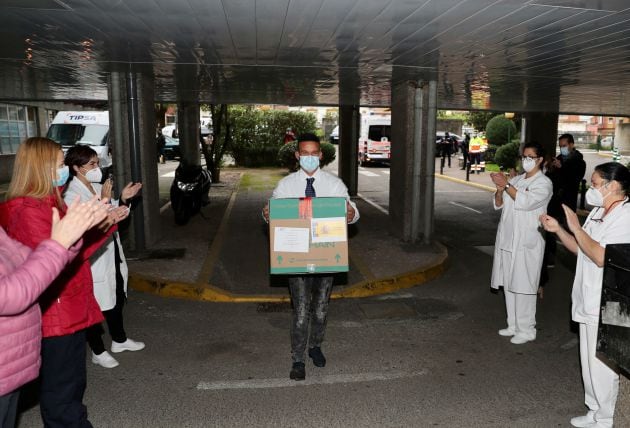 Guardia civil y policía custodiaron la llegada de las primeras dosis a la residencia, recibidas entre aplausos