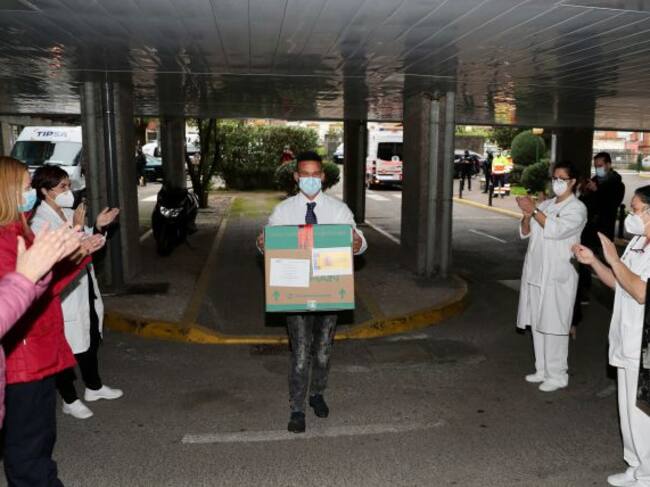 Guardia civil y policía custodiaron la llegada de las primeras dosis a la residencia, recibidas entre aplausos