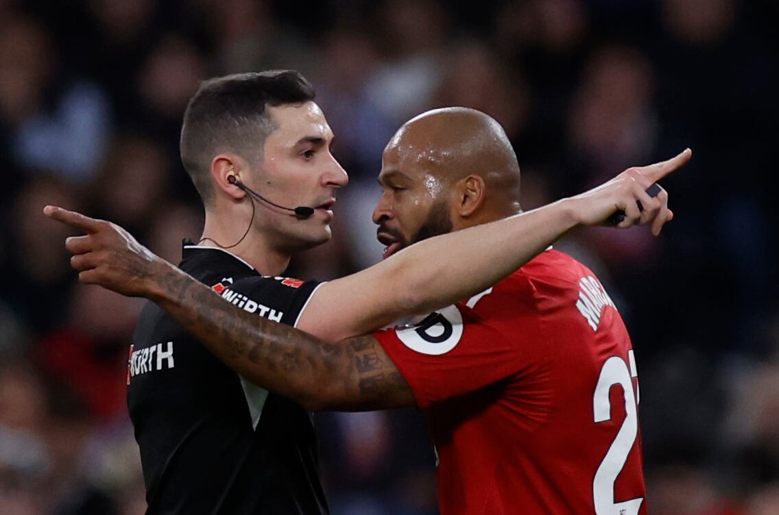 Marcao se encara al colegiado Muñoz Ruiz durante el encuentro contra el Real Madrid