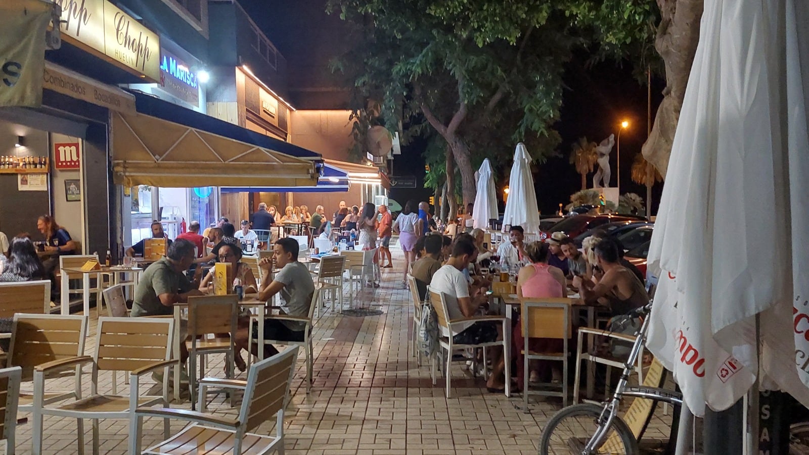 Una de las terrazas que ocupan la zona de Echevarría en el barrio de Huelin este pasado fin de semana