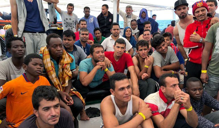 Fotografía facilitada por Proactiva Open Arms, de la embarcación de rescate Open Arms en la que viajan los 60 migrantes que fueron rescatados frente a las costas de Libia.