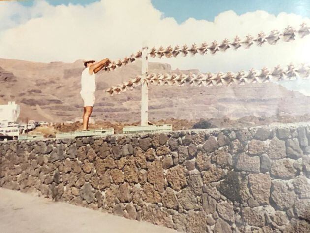 Luis Arráez secando jareas en Órzola.