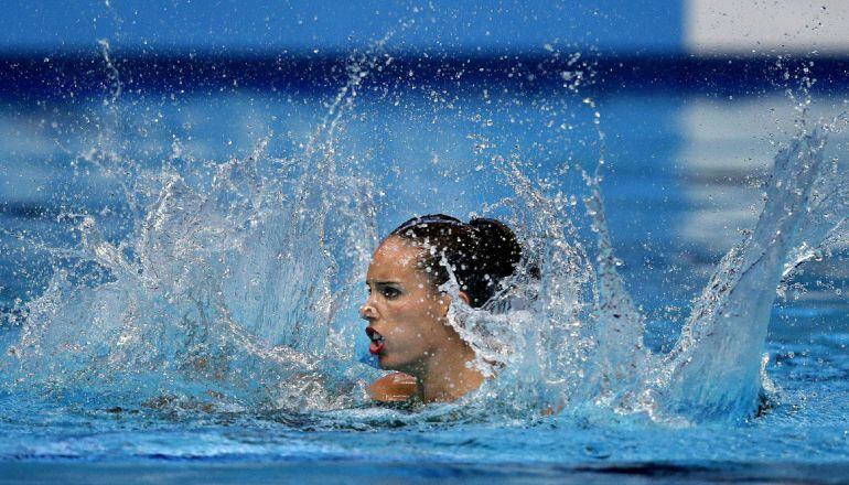 GRA008. KAZÁN (RUSIA), 28/07/2015.- La nadadora española Ona Carbonell durante su actuación, junto a su compañera Paula Klamburg, en las preliminares de dúo libre en los Mundiales de natación que se disputan en Kazán (Rusia). EFE/Alberto Estévez