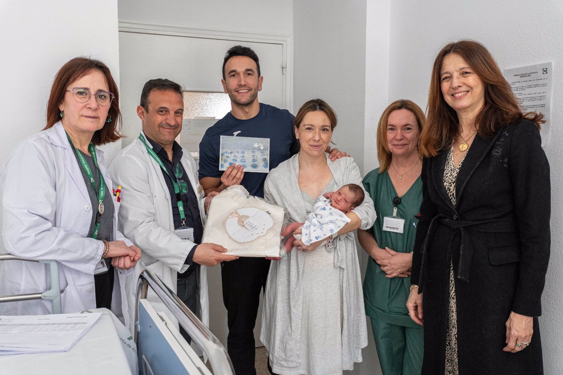 Entrega del obsequio a la familia de uno de los bebés nacidos el 28 de febrero en el Hospital Materno-Infantil de Jaén.