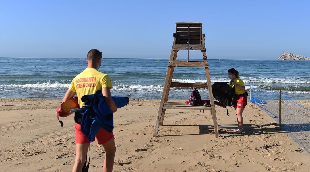 Dos socorristas comienzan su servicio en una playa de Benidorm. 