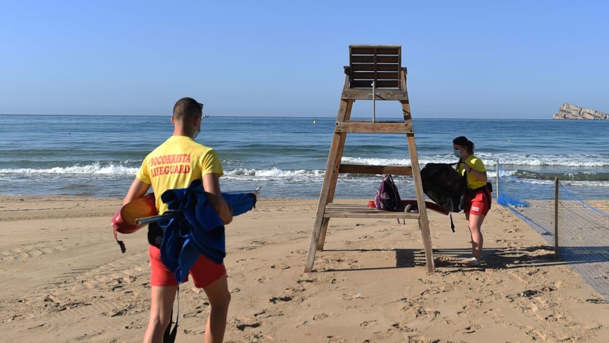 Paco Ángel González, secretario del FESEP, y Mónica Gómez, concejala de Playas, sobre las peticiones de los socorristas de Benidorm