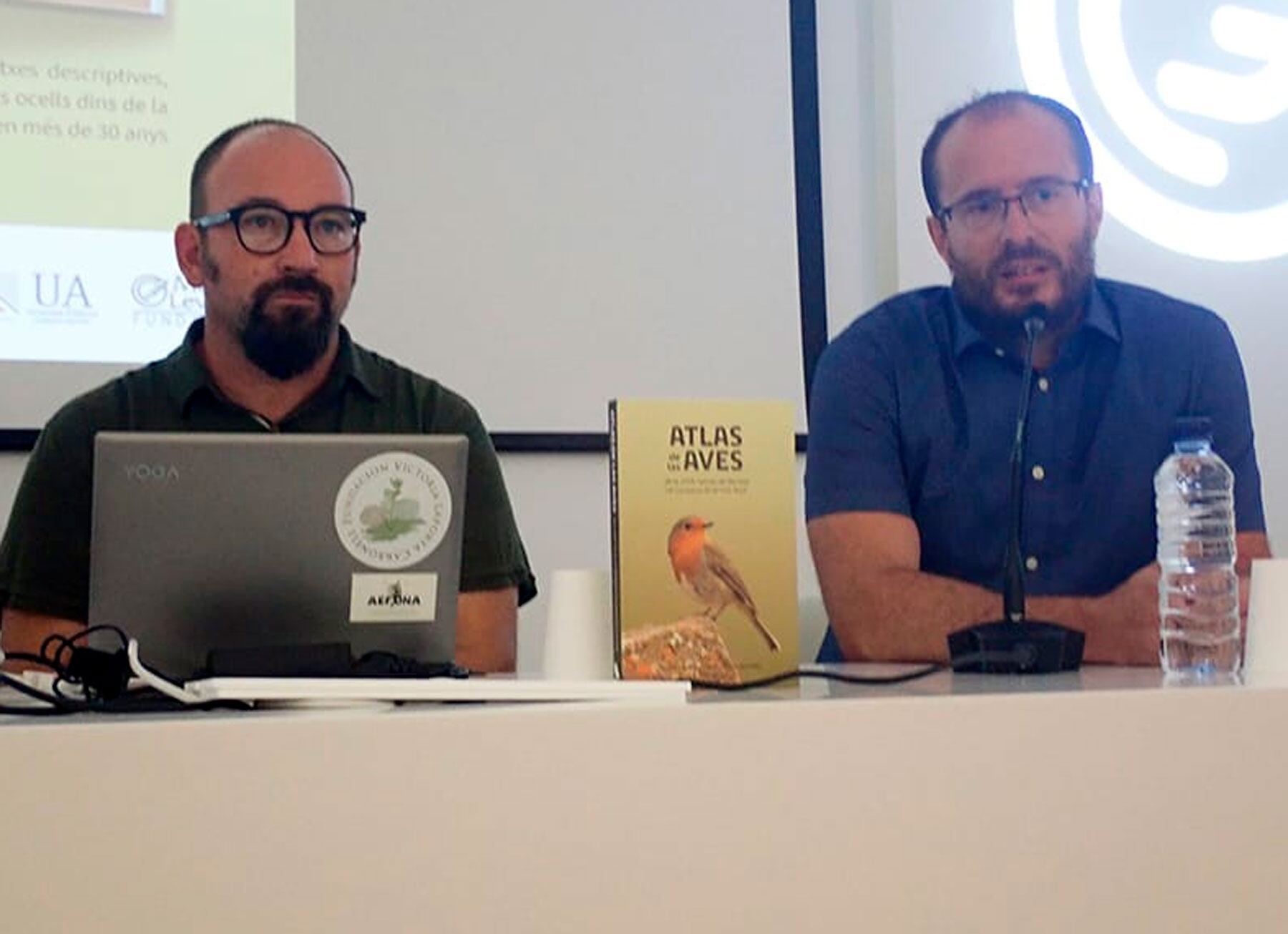 Vicent Ferri, uno de los autores del libro &#039;Atlas de las aves&#039; junto a Pep Cantó, y Tono Belda, durante la presentación de esta publicación
