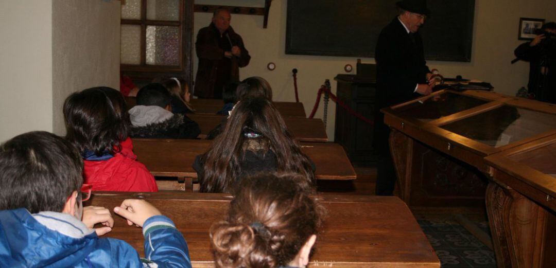 Representación del paso de Antonio Machado por Baeza en el aula del instituto, una de las actividades de la Semana Machadiana.