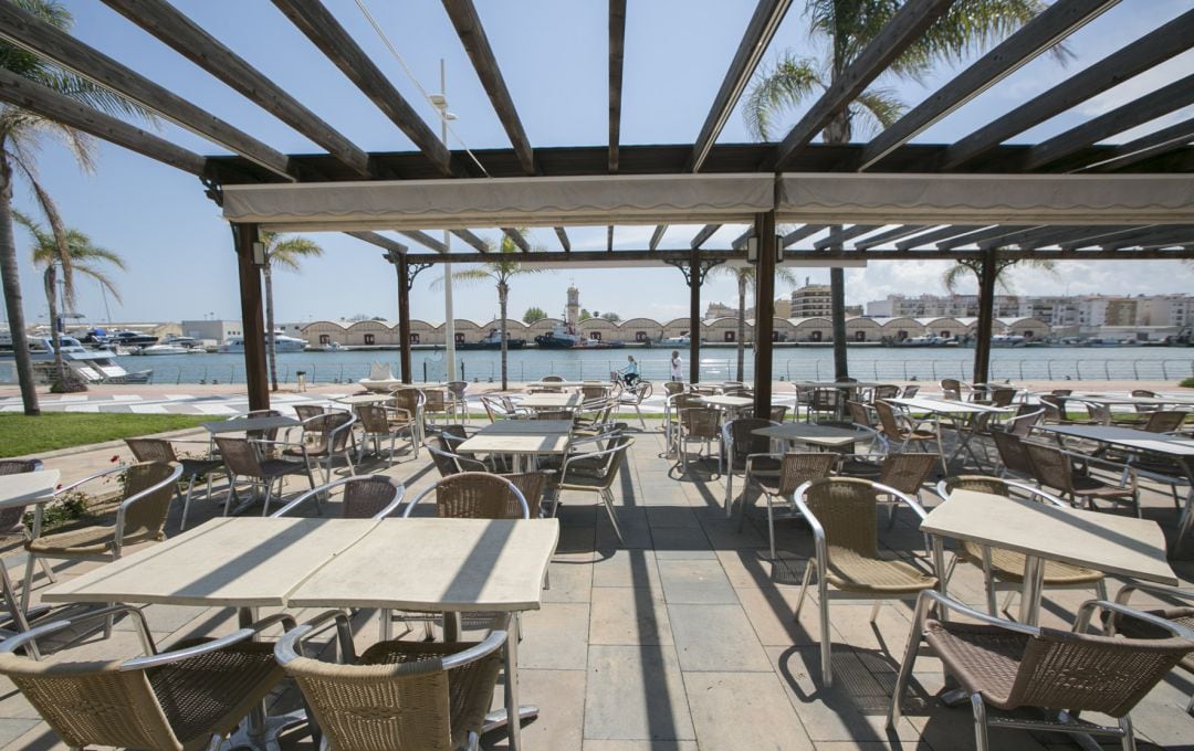 Terrazas de locales de restauración en la playa de Gandia