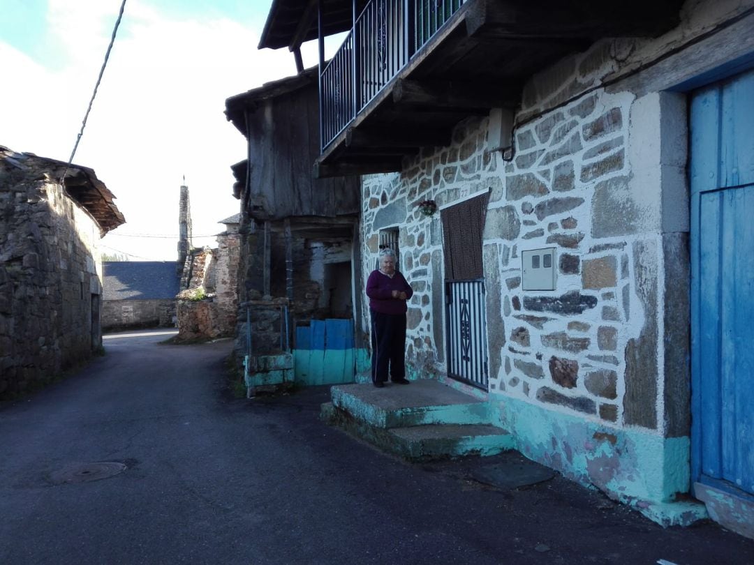 Asunción a la puerta de su vivienda en Villarejo de la Sierra