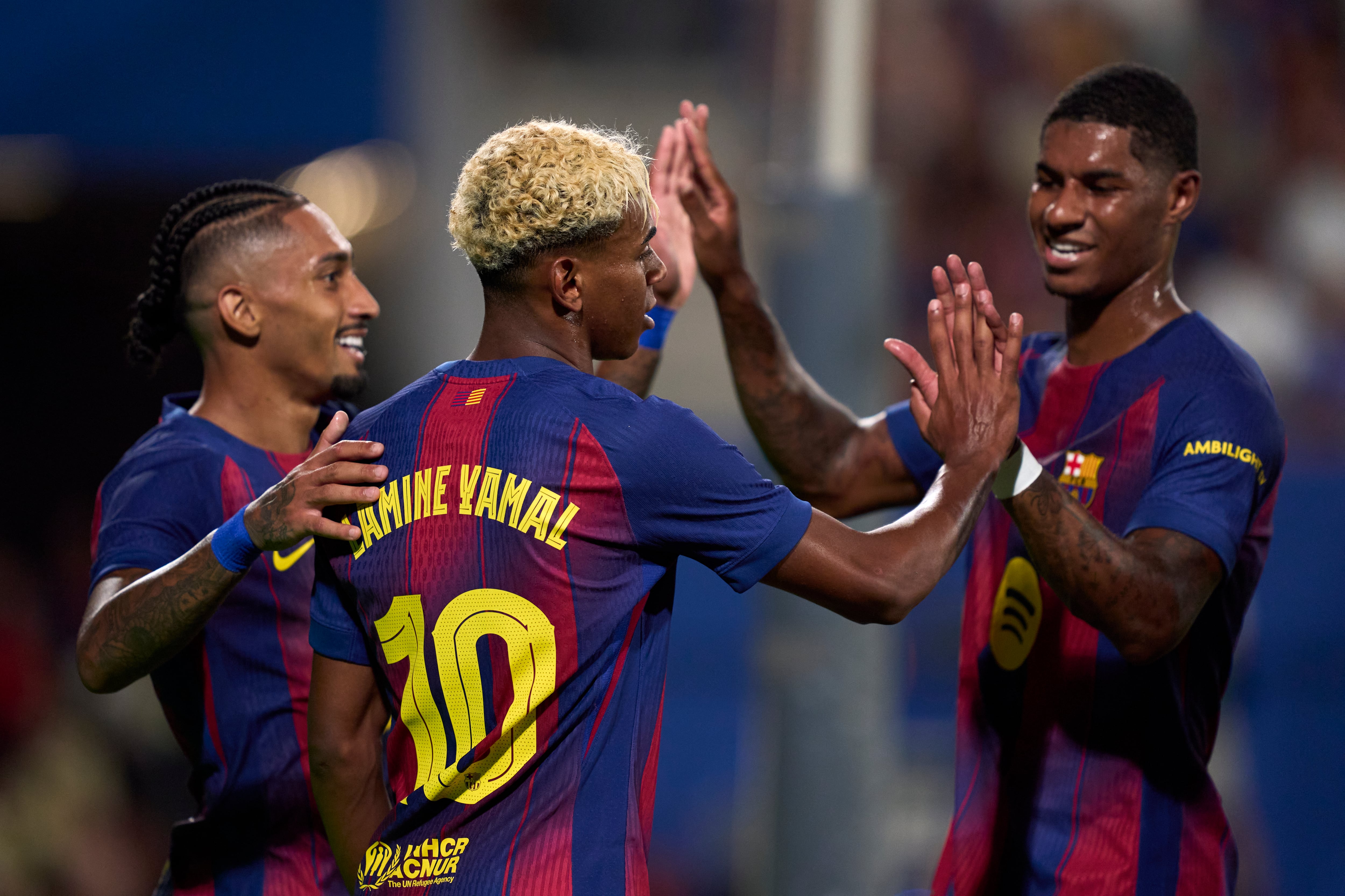 Los futbolistas del FC Barcelona festejan un tanto ante el Como en el Joan Gamper