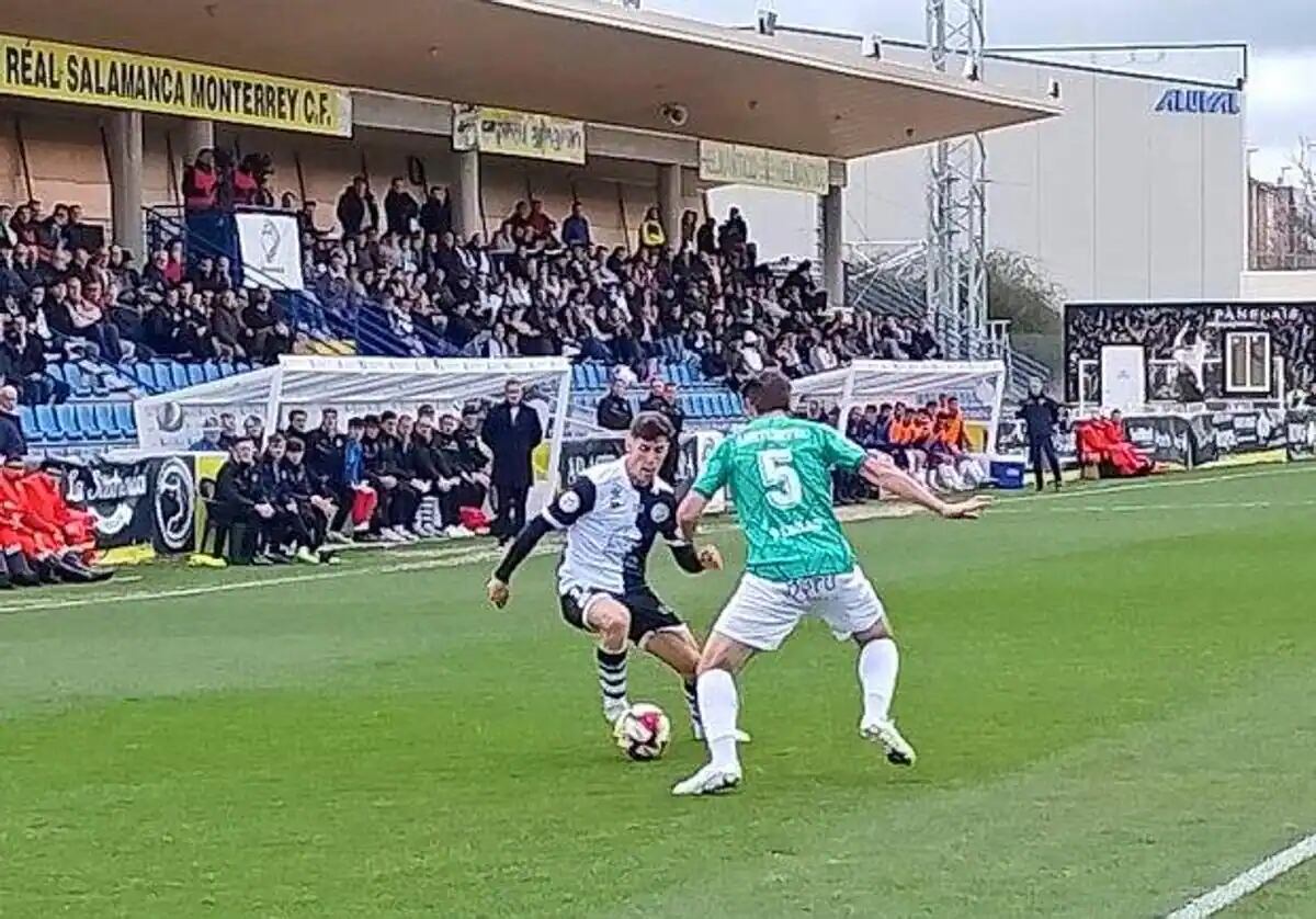 Jon Aurtenetxe defiende a Jorge Rastrojo en una acción de la primera parte / Unionistas CF