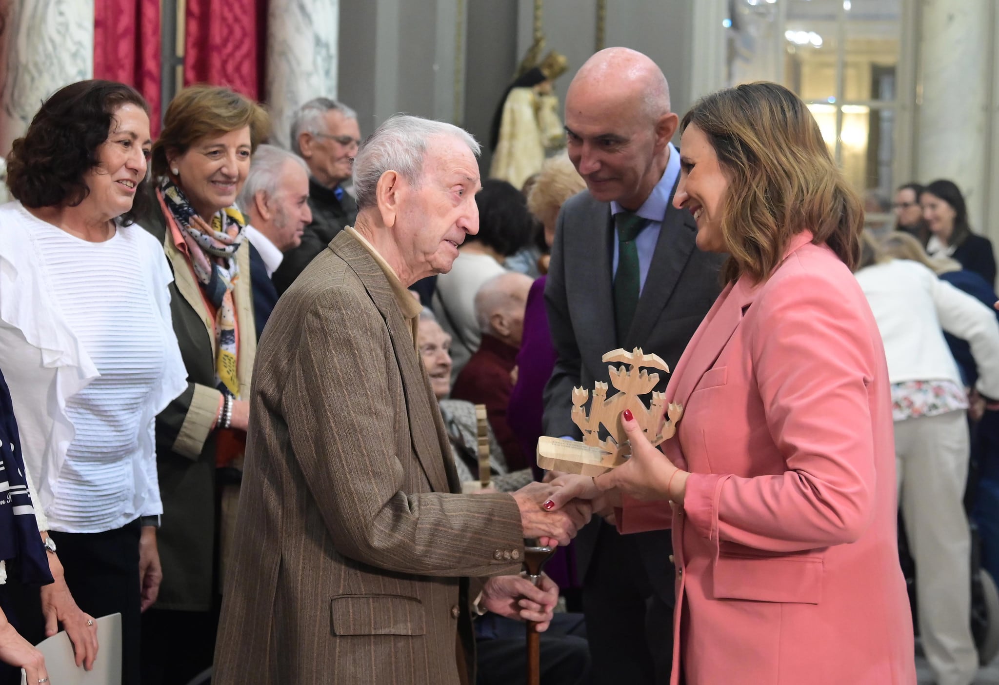 La alcaldesa María José Catalá y el concejal de Personas Mayores, José Gosálbez, en el homenaje a los centenarios de València