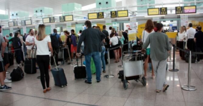 Imatge d'arxiu d'una cua de gent a l'aeroport del Prat
