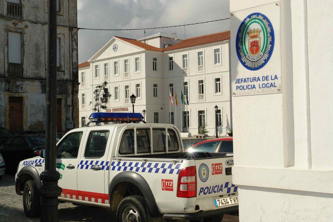 Un vehículo de la Policía Local junto a la Jefatura de San Roque.