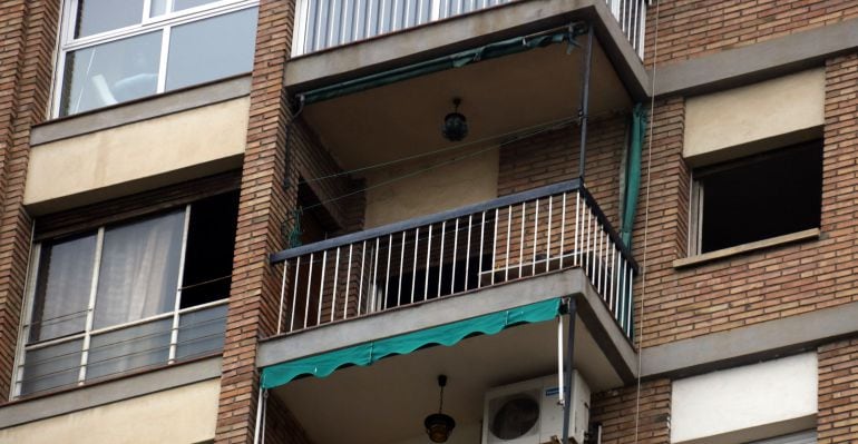 La dona vivia en un 10è pis del núm. 26 de l'avinguda de Madrid de Lleida.