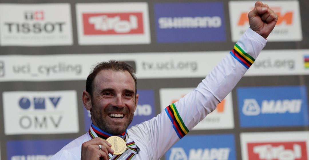 Alejandro Valverde posa con su medalla de oro