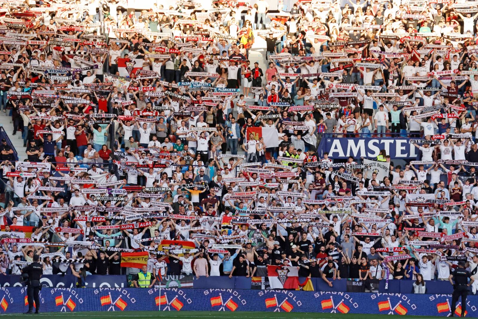 Miles de aficionados del Albacete han estado en Valencia / Alberto Iranzo de Diario AS