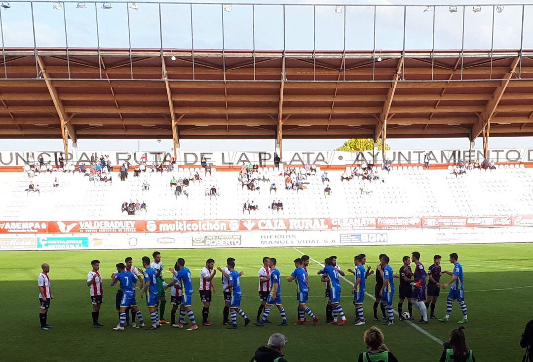 Los jugadores de Arandina y Zamora se saludan antes del inicio del duelo de la primera vuelta en el Ruta de la Plata.