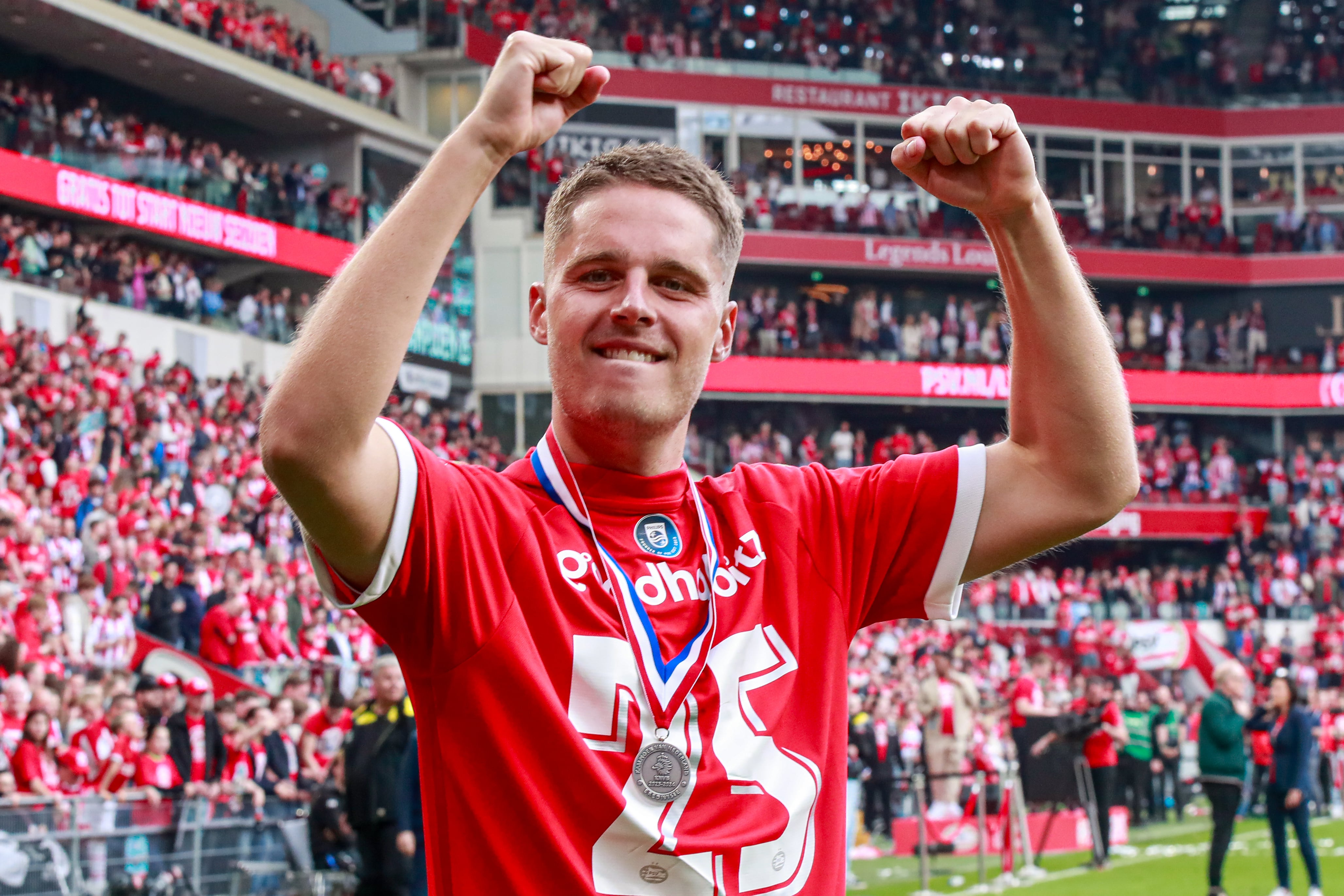 Veerman celebra el título de liga con el PSV. (Broer van den Boom/BSR Agency/Getty Images)