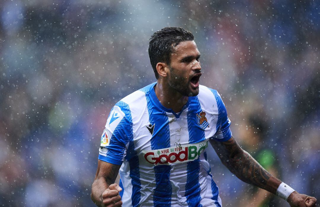 Willian José celebrando el gol de la Real Sociedad